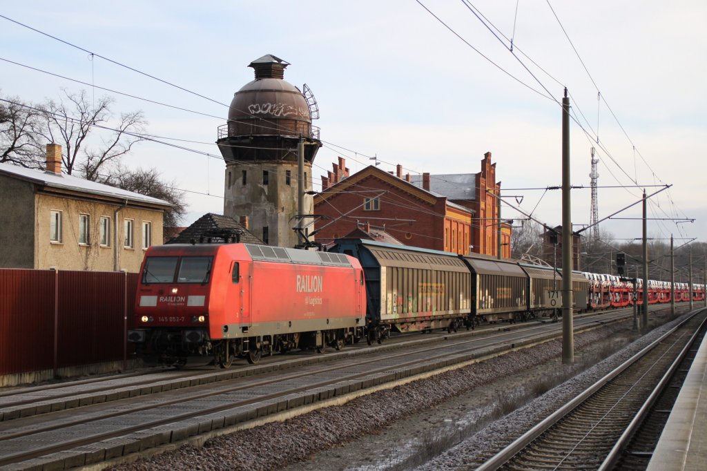 145 052-7 mit VW Autozug am 12.01.2013 in Rathenow