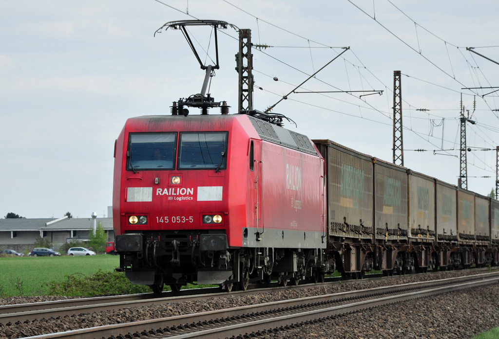 145 053-5 mit Gterzug Richtung Kln zwischen Bonn und Brhl - 15.04.2011
