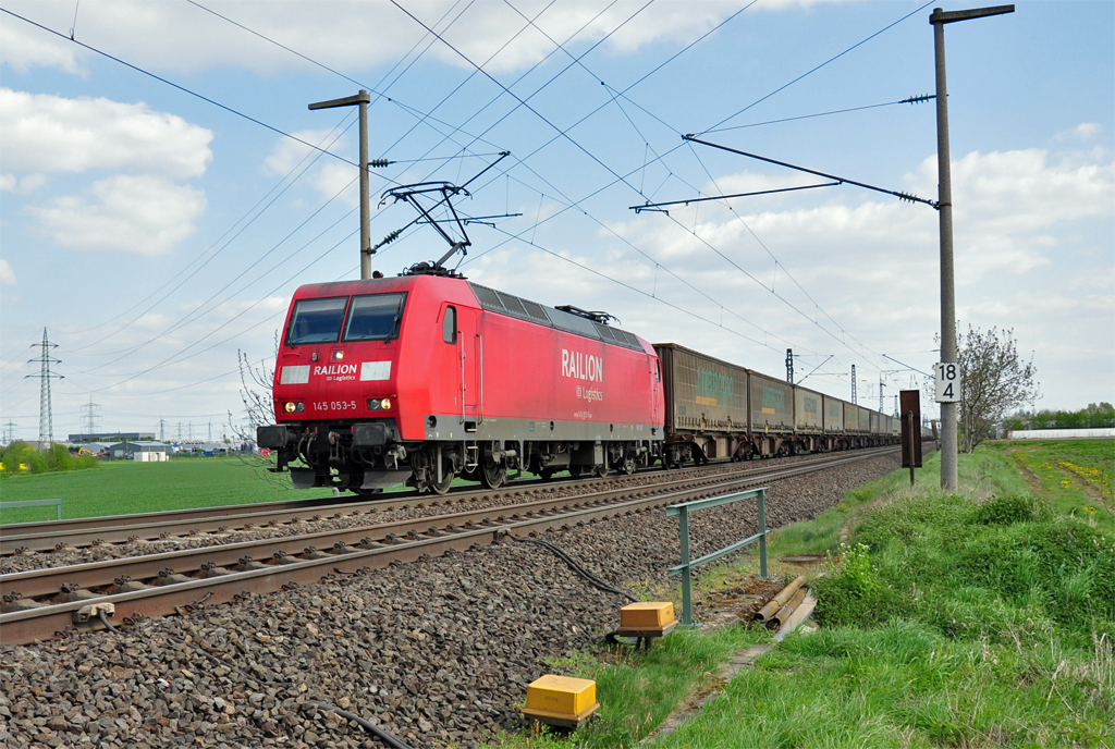 145 053-5 mit G�terzug zwischen Bonn und Br�chl in Richtung K�ln - 15.04.2011