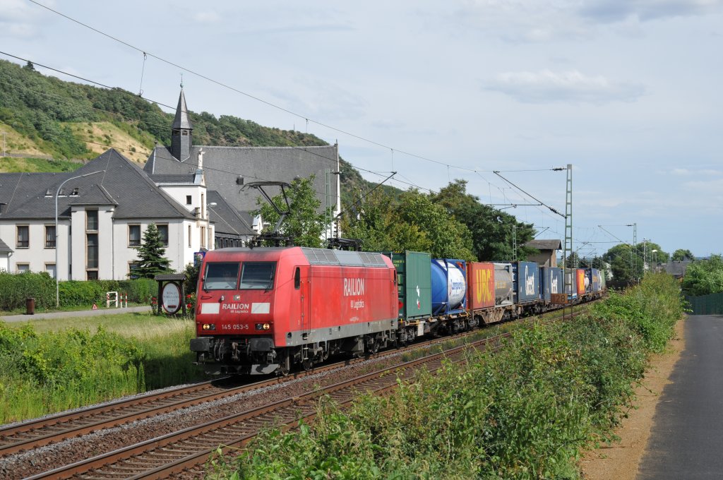 145 053-5 zieht einen Containerzug durch Leutesdorf. Aufgenommen am 09/07/2011.