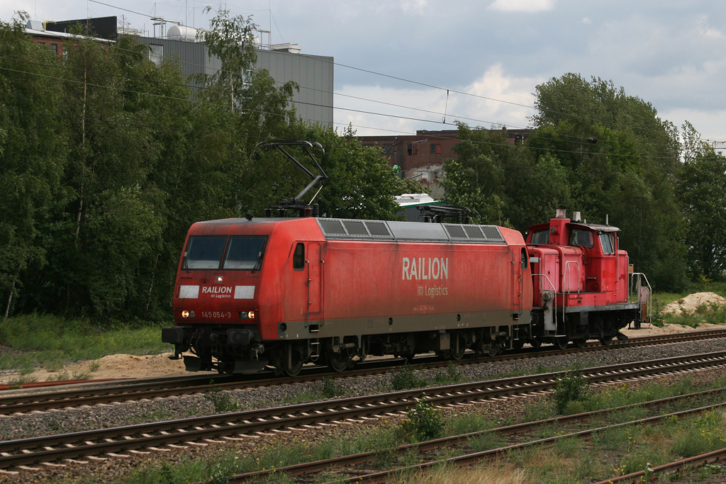 145 054 + 363 817 am 24.08.2010 in Hamburg Unterelbe.