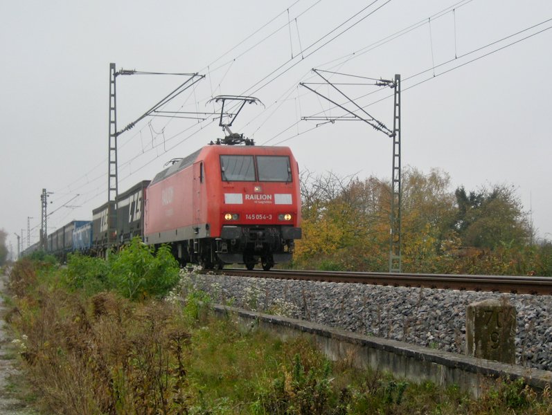 145 054-3 mit ??? am 29. Oktober 2009 nahe der Bk Basheide.
