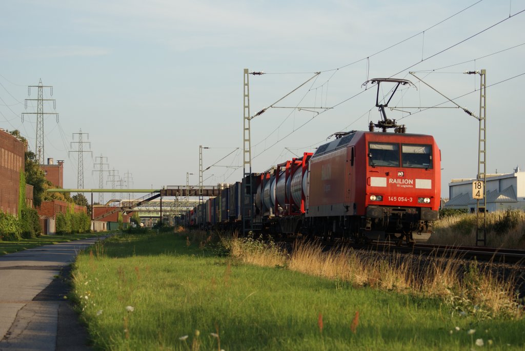 145 054-3 mit einem Containerzug in Dormagen Bayerwerk am 05.08.09