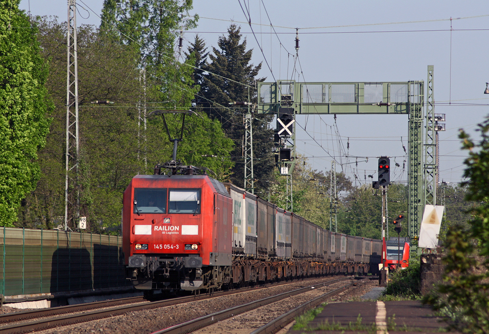 145 054-3 mit einem Gterzug Richtung Koblenz bei der Durchfahrt in Knigswinter, 21.4.11