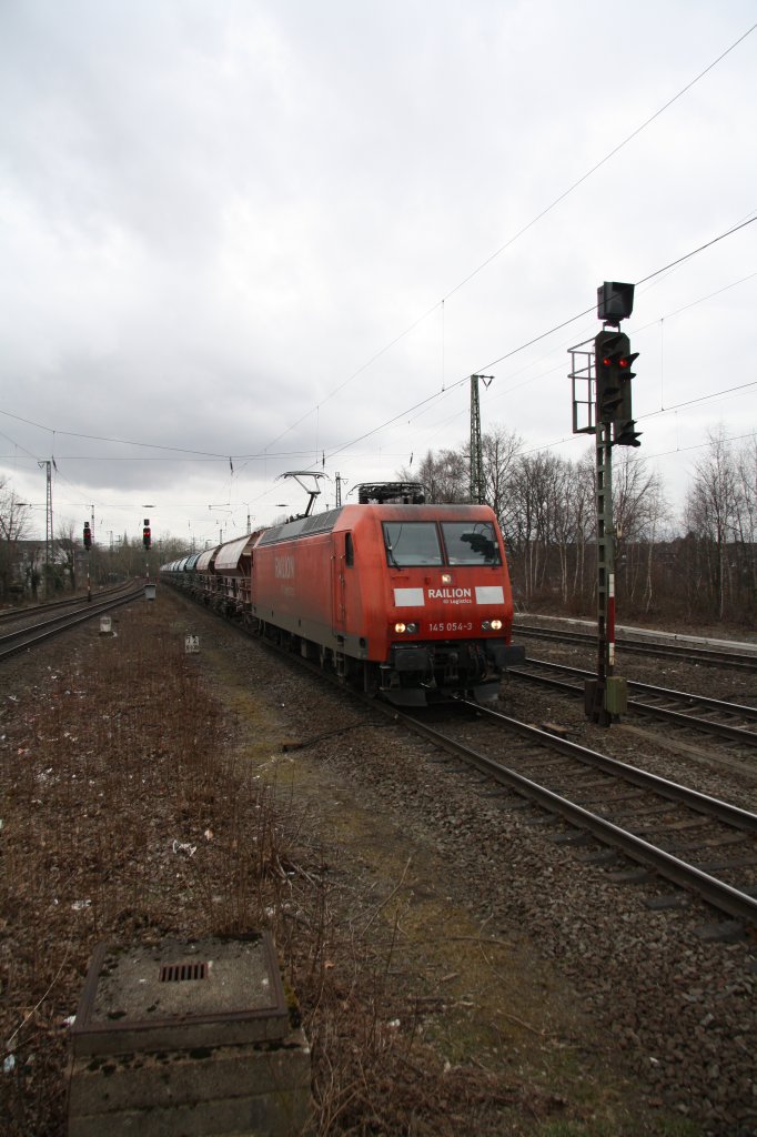 145 054-3 mit Leerwagen auf dem Weg nach Aachen West in Viersen. 13.03.10