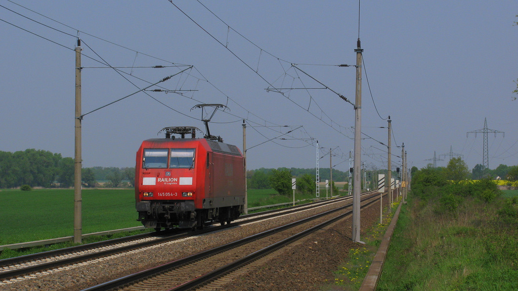 145 054-3 trudelte als nchstes Solo zum Halt in Satzkorn an uns vorbei. Gre an den Tf! 29.04.2011