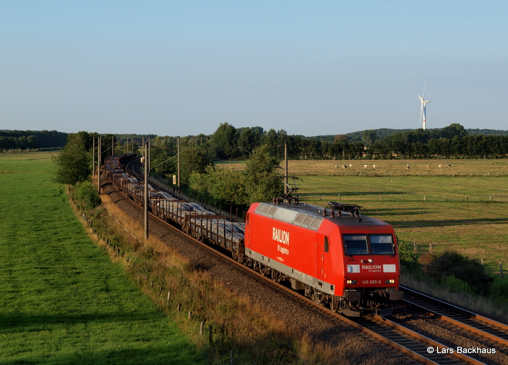145 055-0 hat am 26.07.12 einen schweren Stahldrahtzug am Haken, w�hrend gerade die Ortschaft Ramelsloh passiert wird.