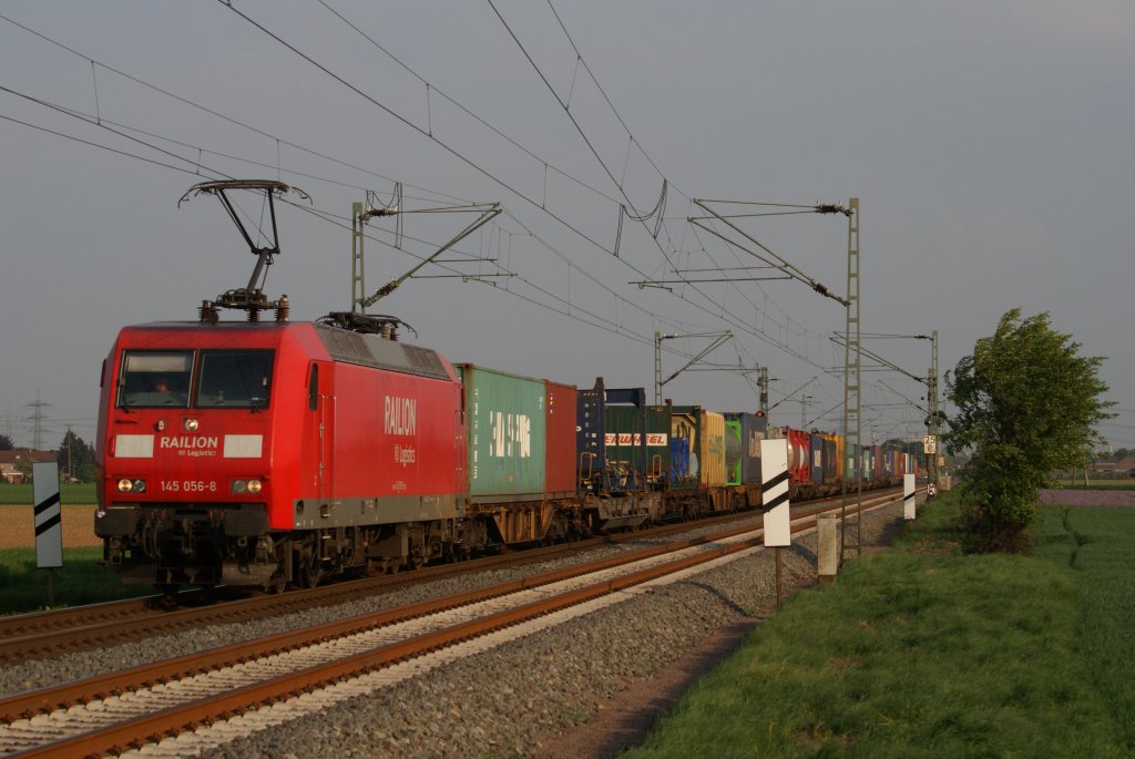 145 056-8 mit einem Containerzug in Neuss-Allerheiligen am 30.04.2011