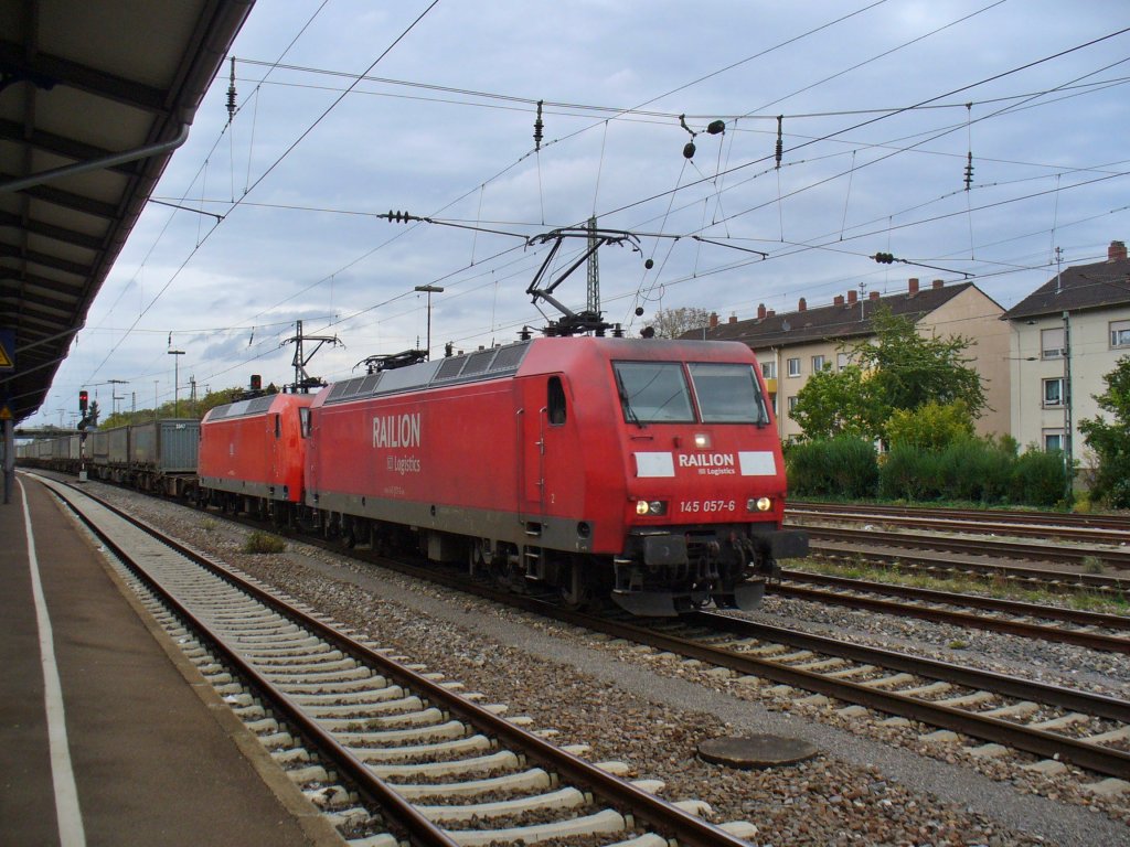 145 057-6 und 145 074-1 ziehen einen Containerzug am 06.10.2011 durch Schwetzigen 

