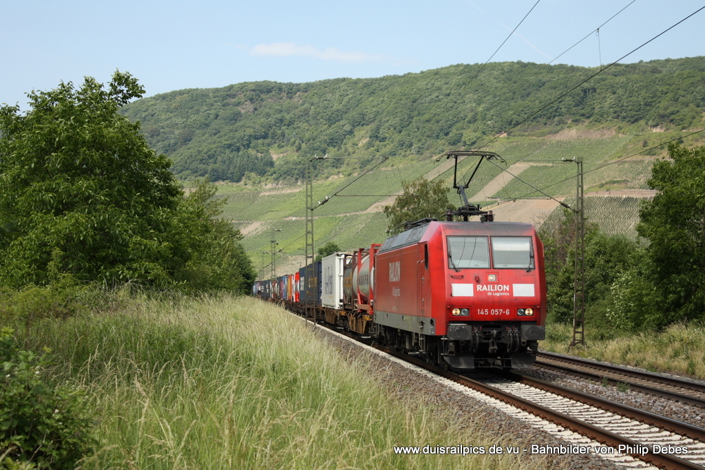 145 057-6 (Railion DB Logistics) fhrt am 4. Juni 2011 um 11:51 Uhr mit einem Gterzug durch Osterspai