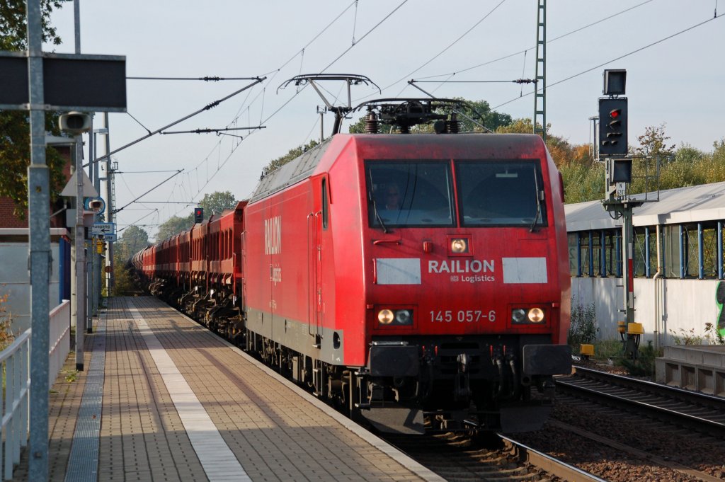 145 057 zieht am 08.10.10 einen Schotterzug durch Burgkemnitz Richtung Wittenberg.