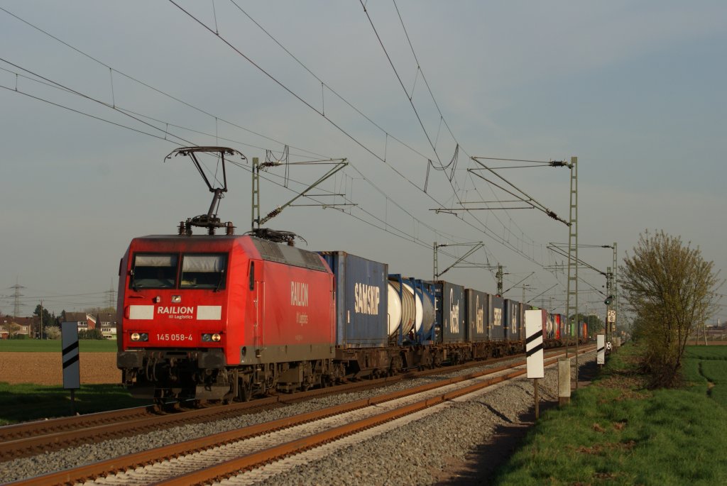 145 058-4 mit einem Containerzug in Neuss-Allerheiligen am 09.04.2011