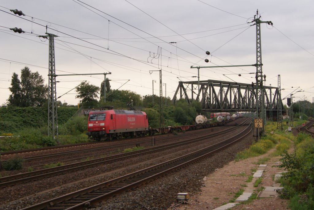 145 058-4 mit einem Containerzug in Veddel (Ballinstadt) am 18.08.2011