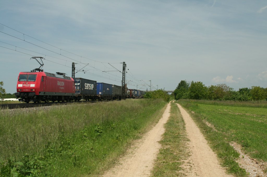 145 058-4 mit einem KLV-Zug am 05.06.13 kurz vor Mllheim (Baden).