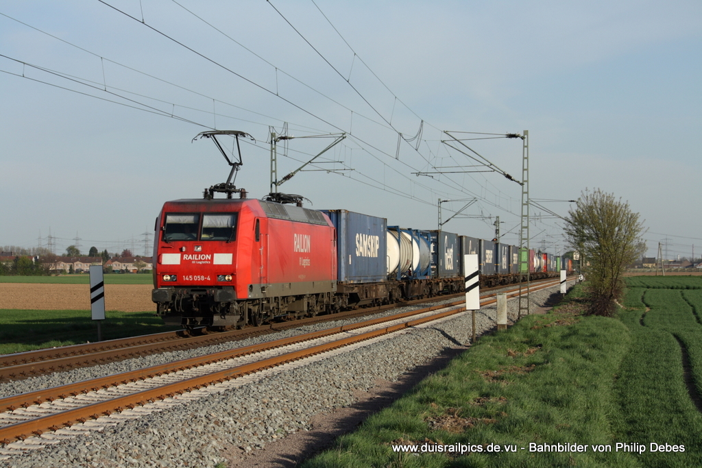 145 058-4 (Railion DB Logistics) fhrt am 9. April 2011 um 18:36 Uhr mit einem Gterzug durch Neuss Allerheiligen
