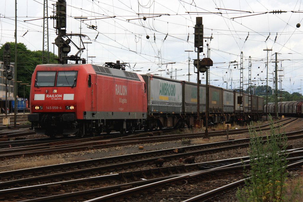 145 058-4 von Railion fhrt mit einem LKW-Ambrogio-Zug aus Muizen(B) nach Gallarate(I) bei Ausfahrt in Aachen-West in Richtung Kln bei Wolken am 16.6.2012.