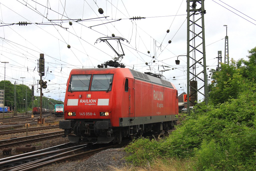 145 058-4 von Railion rangiert in Aachen-West bei Regenwolken am 16.6.2012.