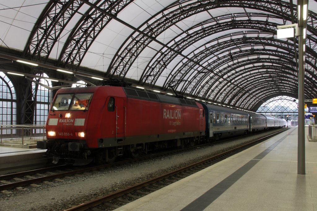 145 058-4 ist soeben mit dem EN 477 von Berlin nach Budapest in Dresden Hbf eingefahren. Fotografiert am 07.08.2011. 