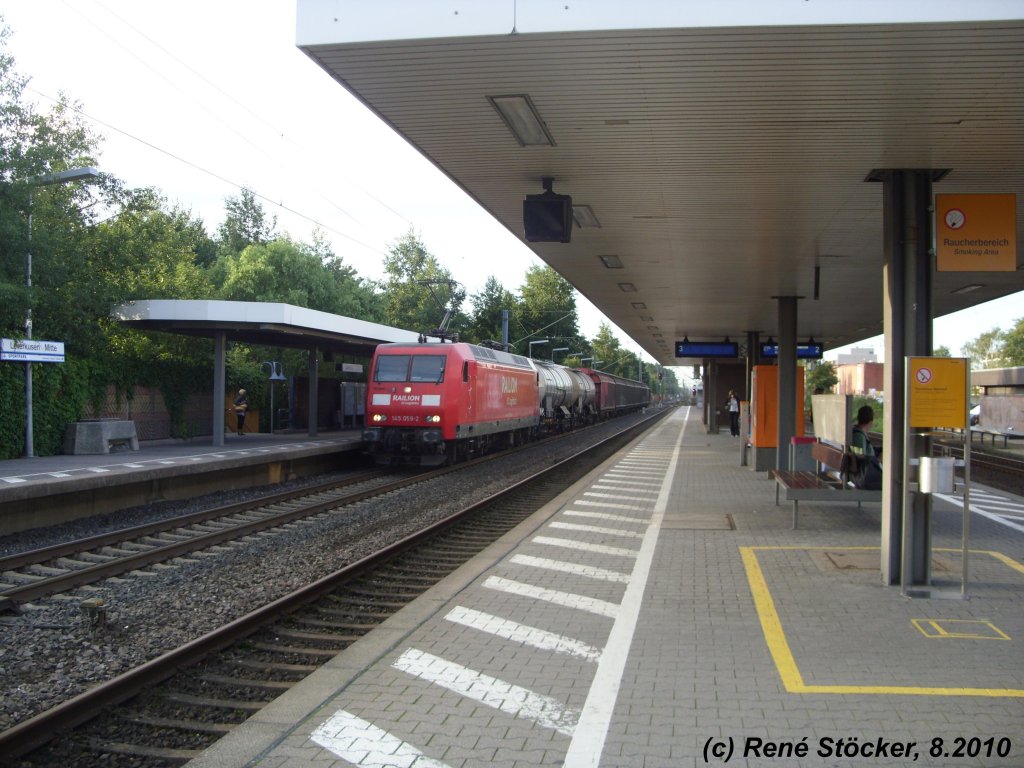 145 059-2 mit einem Gterzug im Bahnhof Leverkusen Mitte bei der Durchfahrt am 24.8.2010