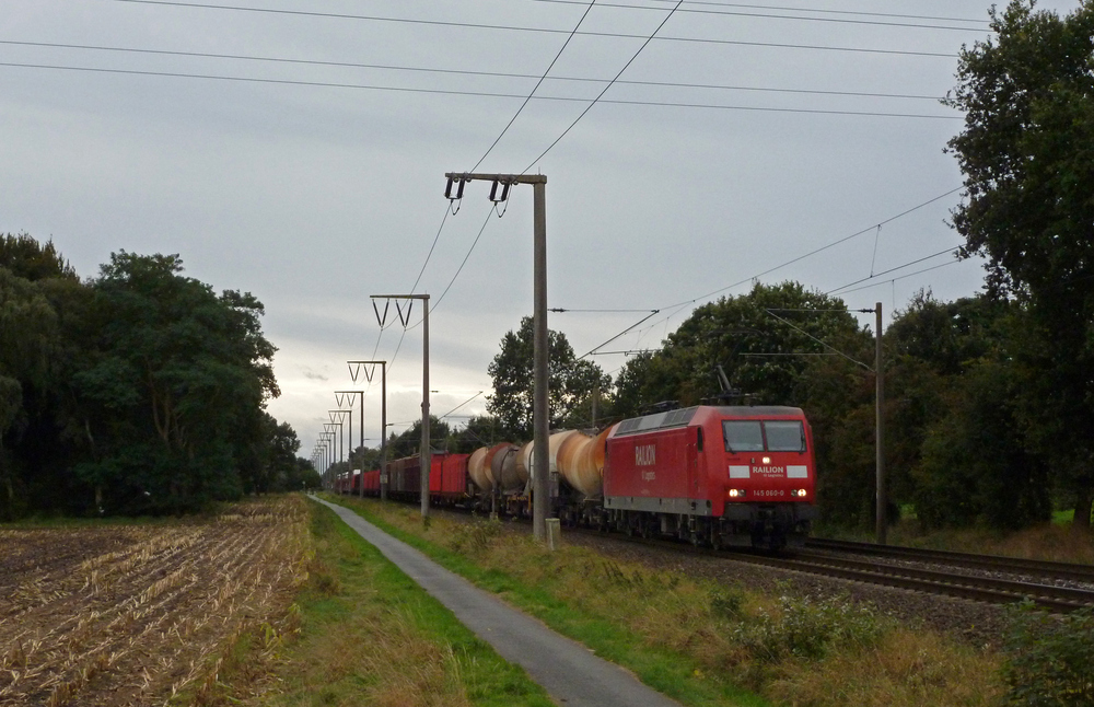 145 060-0 fuhr am 05.10.2012 mit einem G�terzug von Osnabr�ck nach Emden, hier bei Eisinghausen.