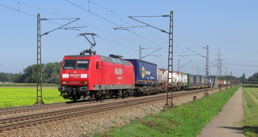 145 060-0 fuhr mit einem Container- und Sattelschlepperzug von Karlsruhe in Richtung Ettlingen. Hier kurz vorm Haltepunkt Ettlingen West. 20.08.2011
