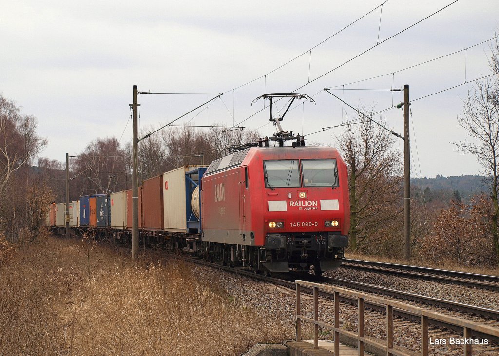 145 060-0 kommt am 27.02.10 mit einem langen Containerzug durch Hamburg-Moorburg gepoltert und wird gleich den Rbf Alte S�derelbe erreichen.