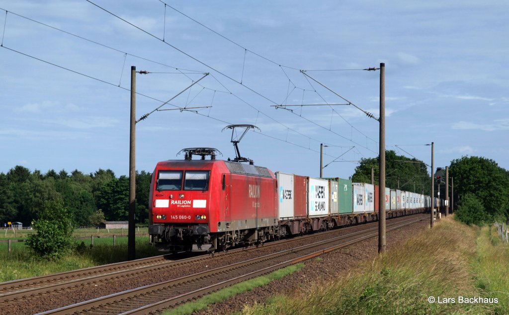 145 060-0 passiert am 21.06.12 mit einem Containerzug Reindorf Richtung Buchholz.