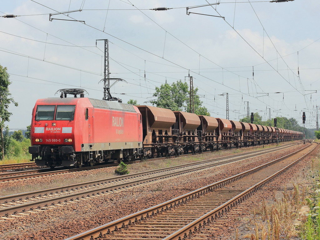 145 060-6 mit einem Zug Schttgutwagen in Richtung Potsdam, am 04. Juli 2012 in Saarmund.