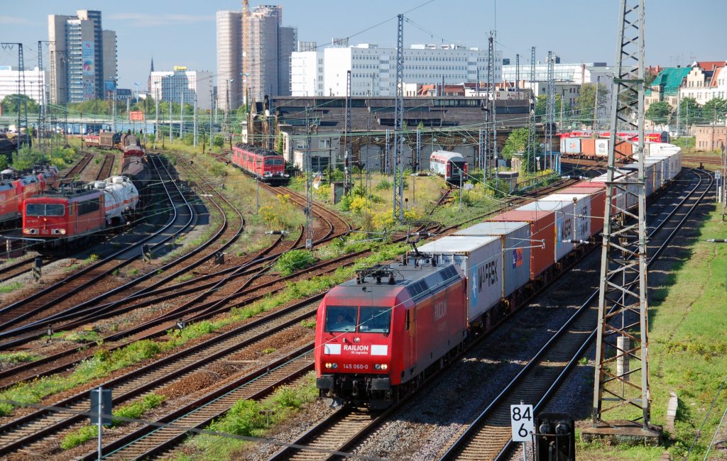 145 060 zieht am 22.08.10 einen langen Containerzug vorbei am Rbf Halle(S). Er wurde er durch den Hbf gef�hrt.