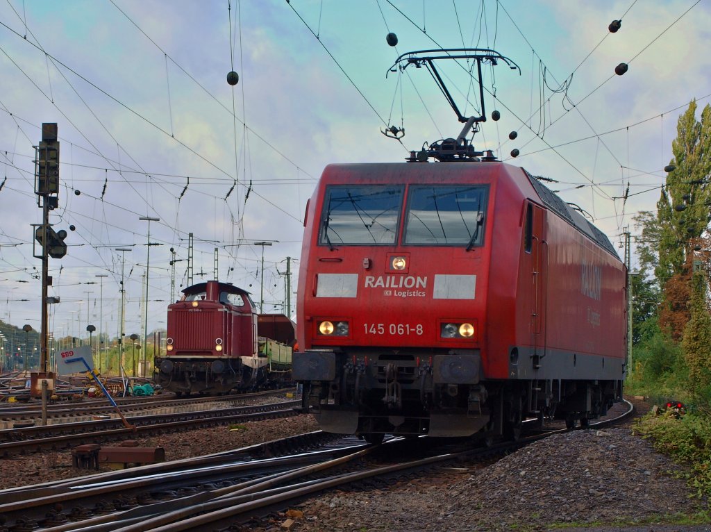 145 061-8 rangiert am 20.10.2010 in Aachen West. Im Hintergrund 212 240-6 von EFW (V100) mit einem Bauzug im frisch eingeschotterten Gleis.
