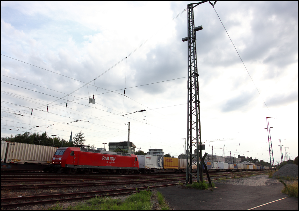 145 061 erreicht mit einem PIC den Bahnhof von Unna. (10.08.2010)