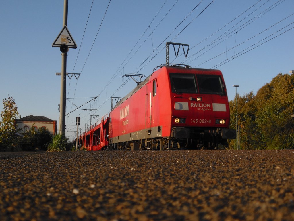 145 062-6 fuhr im Oktober 2011 mit einem Gterzug durch den Bahnhof Leer gen Sden.