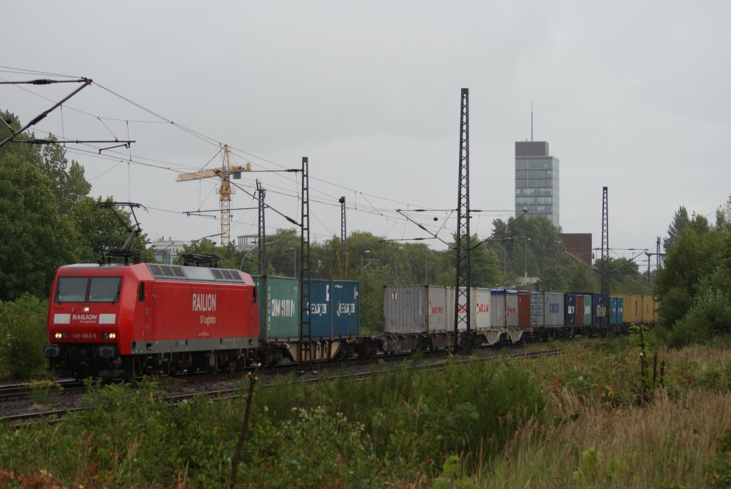 145 062-6 mit einem Containerzug in Hamburg Unterelbe am 09. Juli 2009