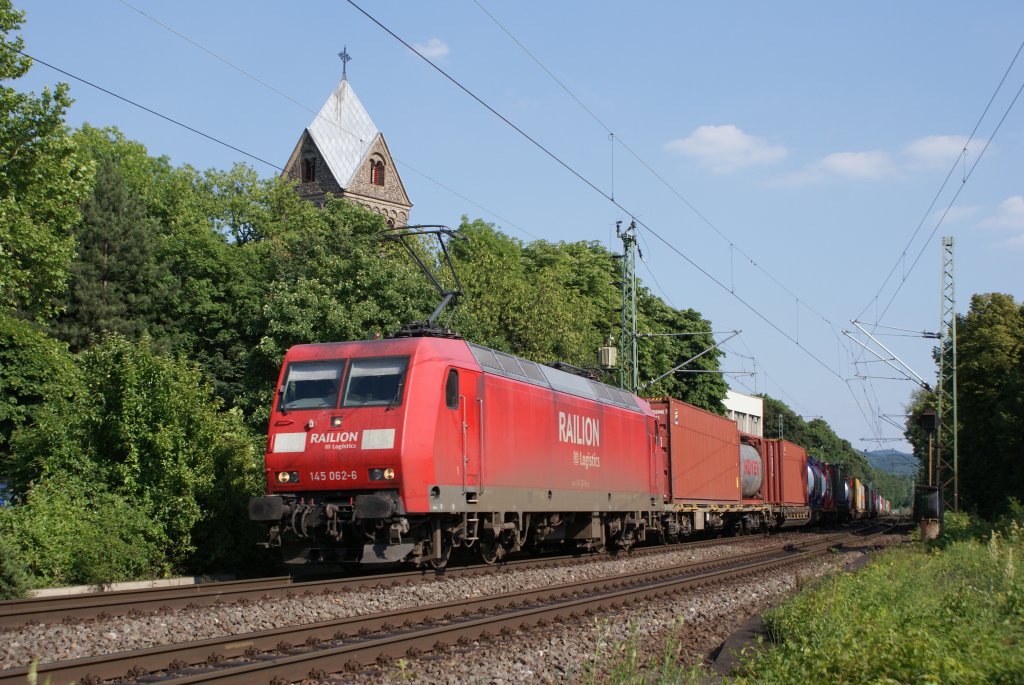 145 062-6 mit einem Containerzug bei der Durchfahrt durch Bonn-Oberkassel am 26.06.10 