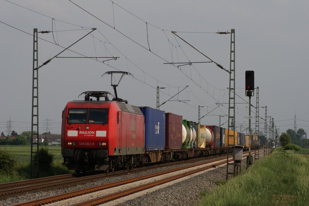 145 062-6 mit einem Containerzug in Neuss-Allerheiligen am 11.05.2011
