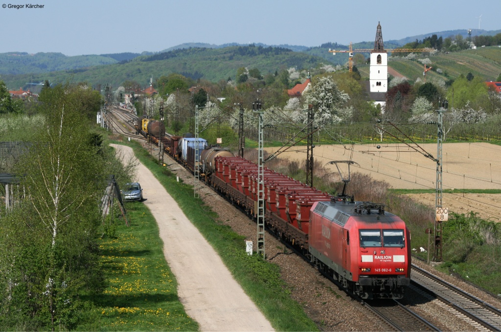 145 062-6 mit einem gemischten Gterzug bei Denzlingen Richtung Sden. Die Behlter auf den Flachwagen hinter der Lok enthalten, soviel konnte ich noch erkennen, einen umweltgefhrlichen Stoff. Aufgenommen am 25.04.2013.