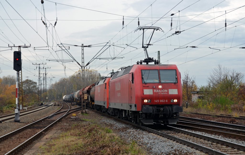 145 062 brachte am 10.11.12 neben ihrem kurzen Gterzug noch eine unbekannte Lok der BR 152 nach Leipzig. Fotografiert bei der Durchfahrt in Leipzig-Thekla.