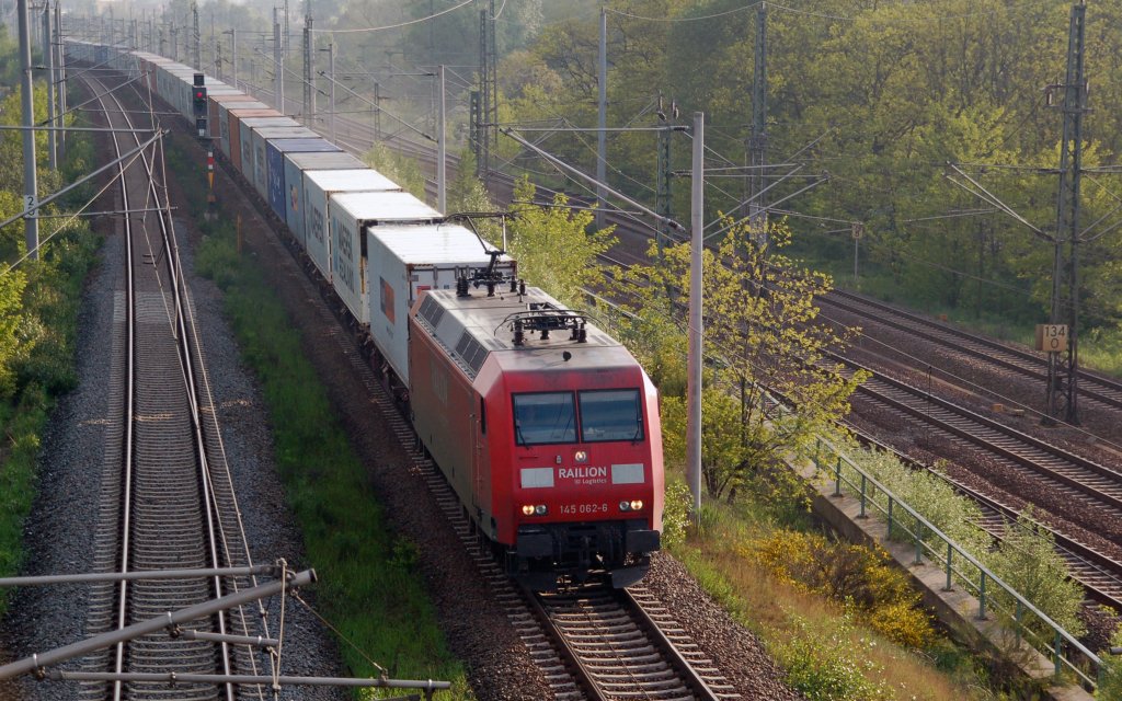 145 062 zieht am 22.05.10 einen Containerzug durch Holzweissig Richtung Leipzig. Er war die Nacht ber in Bitterfeld abgestellt und setzte seine Fahrt am Morgen fort.