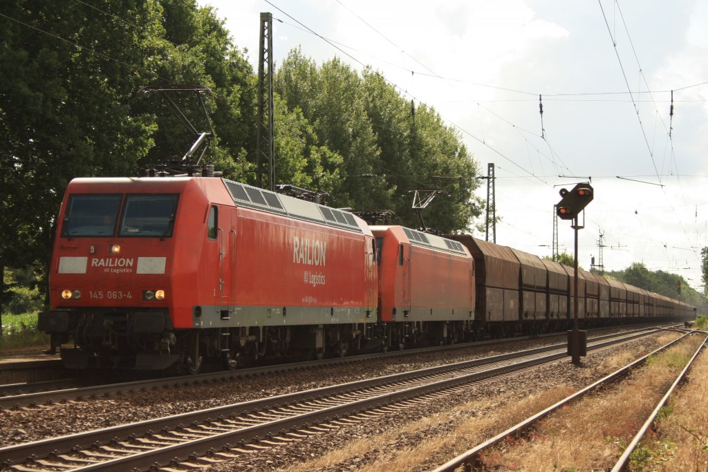 145 063 + 145 xxx mit einem Kohlezug in Radbruch am 06.07.2010