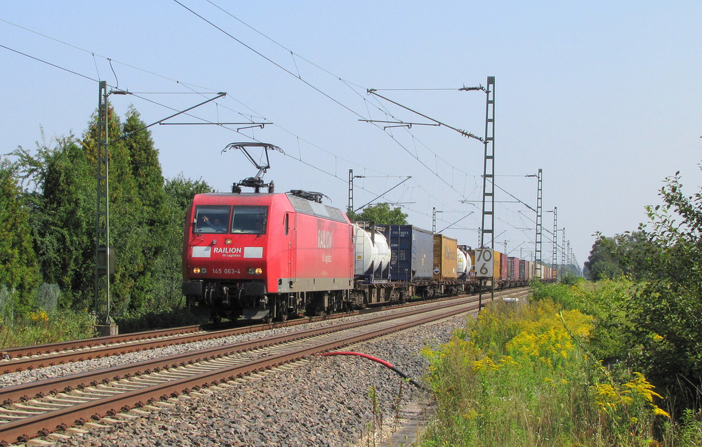 145 063-4 kommt mir hier mit einem Containerzug kurz nach Forchheim (bei Karlsruhe) vor die Linse gefahren. 24.08.2011