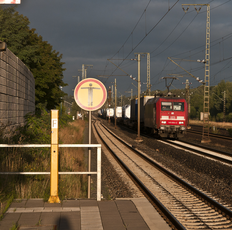 145 064-2 am frhen Morgen des 18. Augusts 2010 in Rotenburg (Wmme).