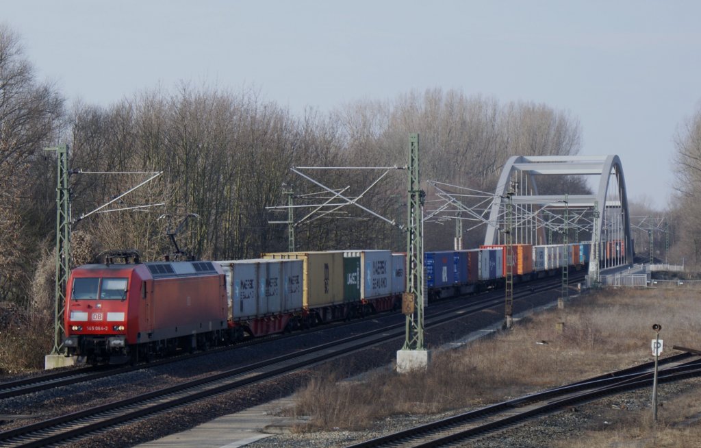 145 064-2 mit einem langen Containerzug ,am 26.02.2011 in Hannover Misburg.