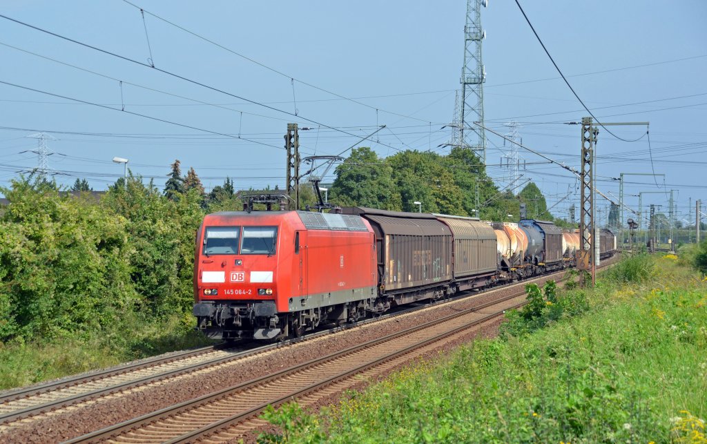 145 064 zog am 23.08.11 einen gemischten Gterzug durch Ahlten Richtung Hannover.