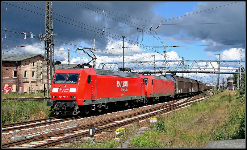 145 065-9 & 145 047-7 am TEC45501 aus Rostock- Seehafen.  Stralsund am 14.06.08 