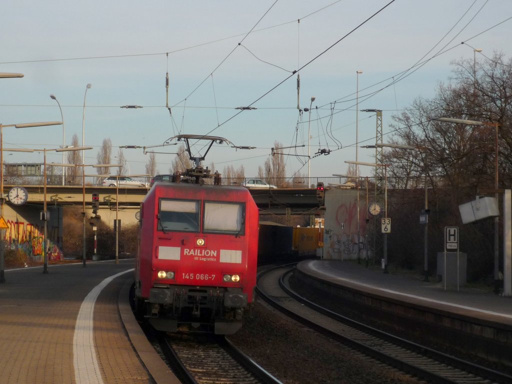 145 066-7 mit TEC 40215 Zeebrugge/B - Desio/I in Mainz-Kastel. 10.03.10