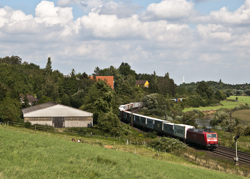 145 067-5 mit Containern am 19. August 2010 bei Elze.