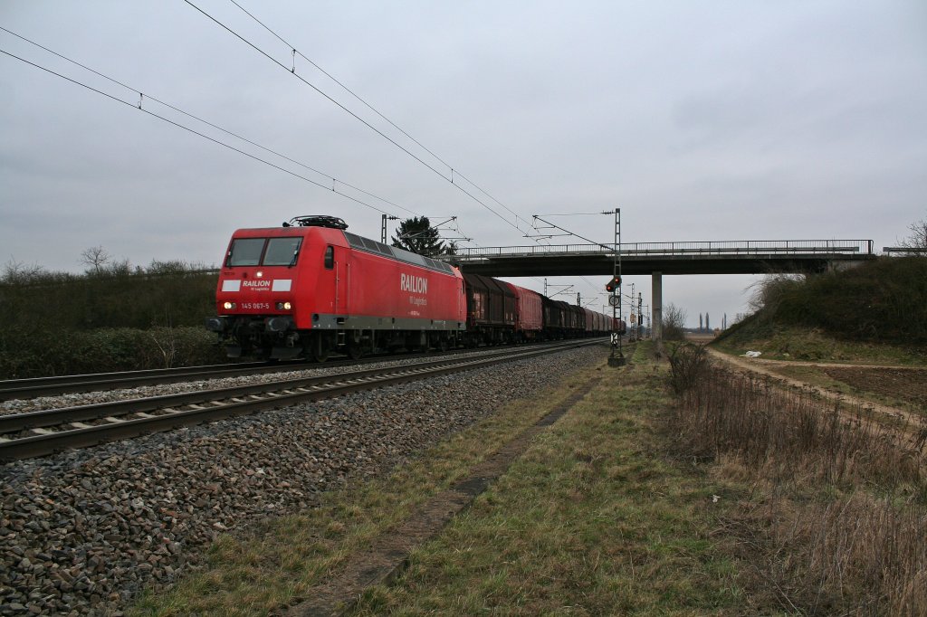 145 067-5 mit einem Stahlzug am 02.03.13 bei Hgelheim.