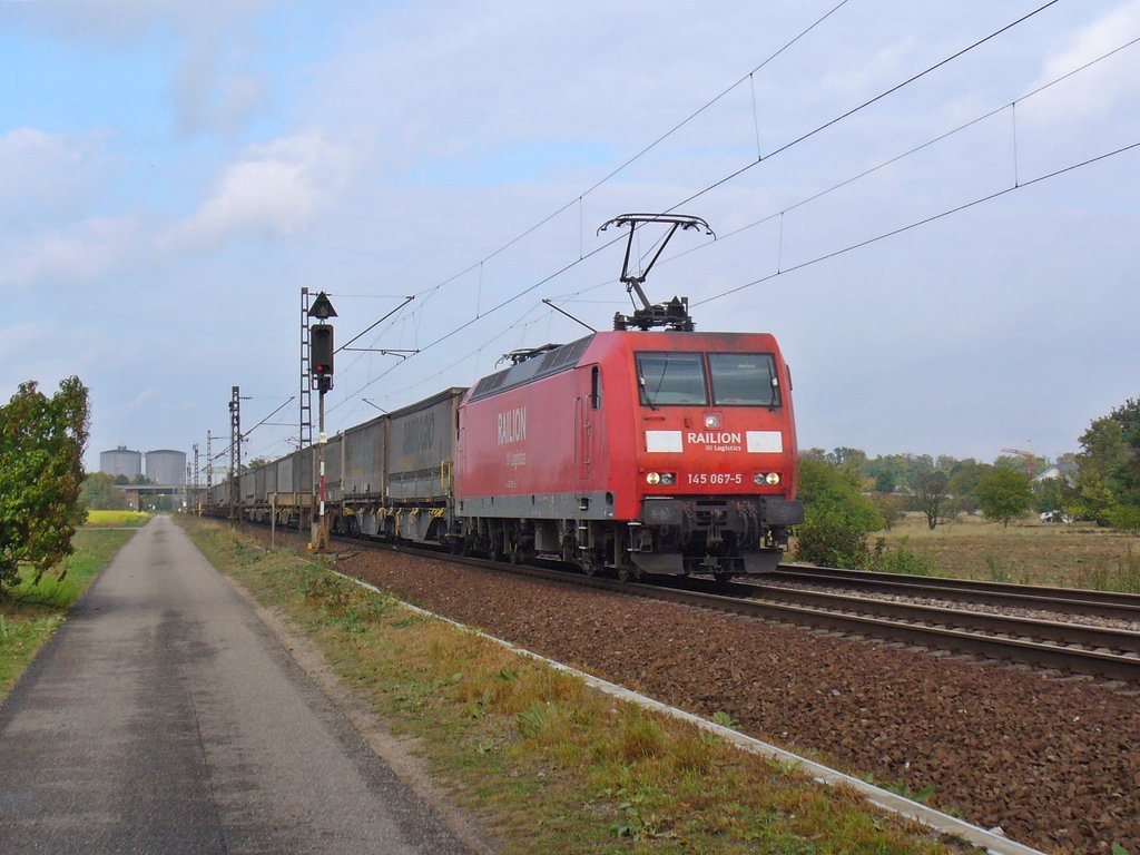 145 067-5 zieht einen Containerzug am 05.10.2011 durch Wiesental

