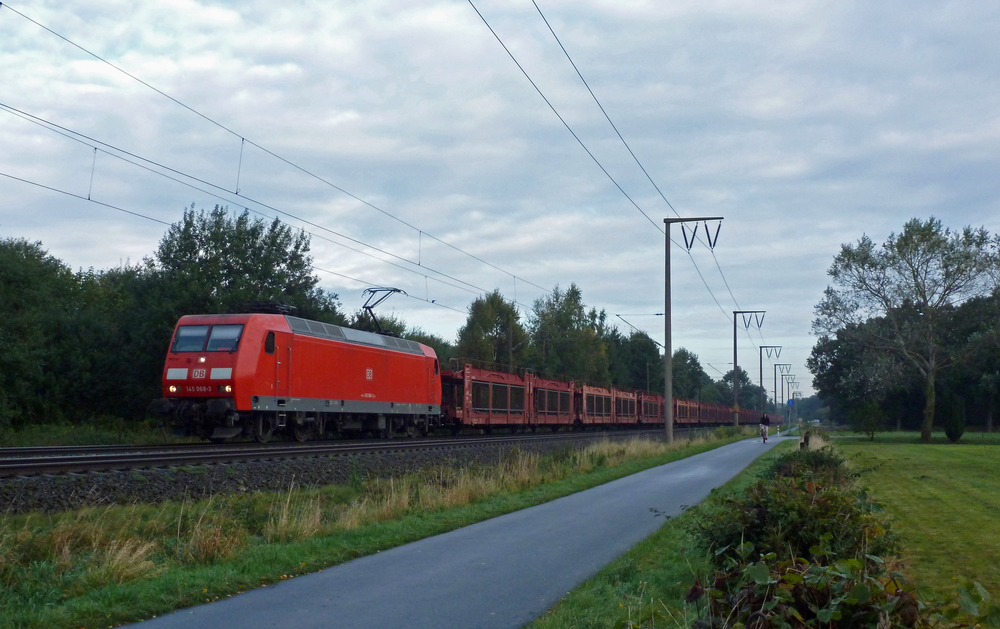 145 068-3 fuhr am 13.10.2012 mit einem leeren Autozug von Emden nach Osnabr�ck, hier in Eisinghausen.