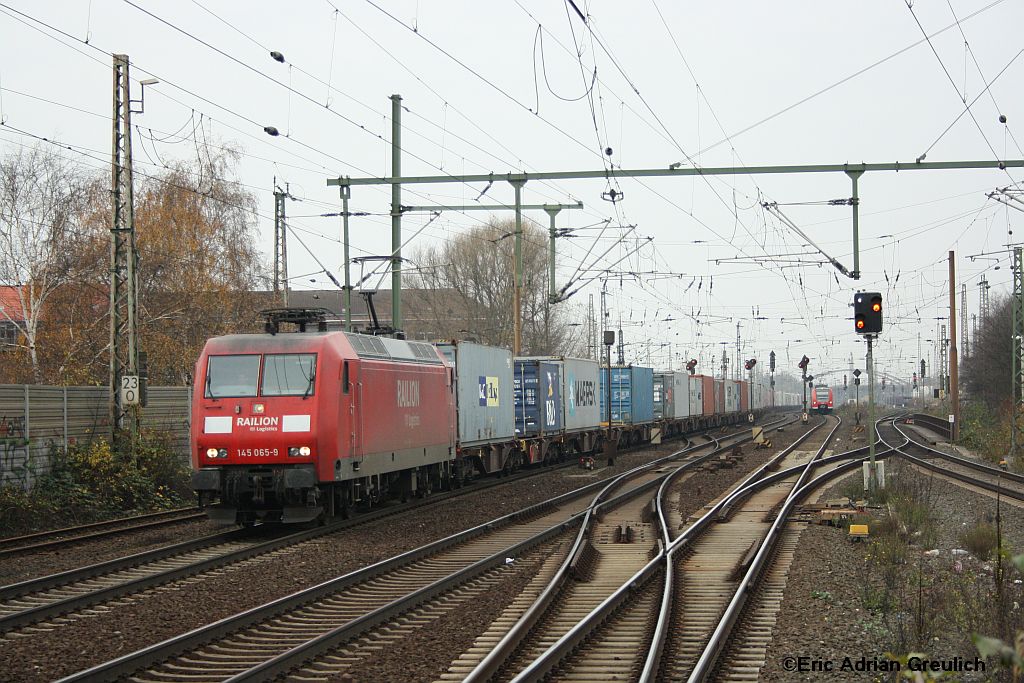 145 068 mit einem Containerzug am 20.11. in H-Linden.